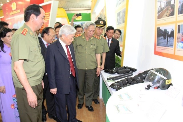 Bộ trưởng Trần Đại Quang trực tiếp giới thiệu với Tổng Bí thư những trang thiết bị hiện đại phục vụ công tác gìn giữ an ninh chính trị, trật tự an toàn xã hội do lực lượng công an nhân dân sản xuất.