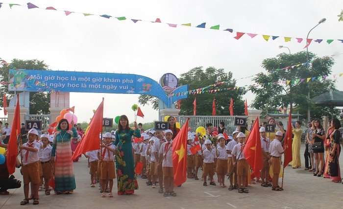 150 học sinh bước vào lớp 1 của trường Tiểu học Nam Từ Liêm (Hà Nội)