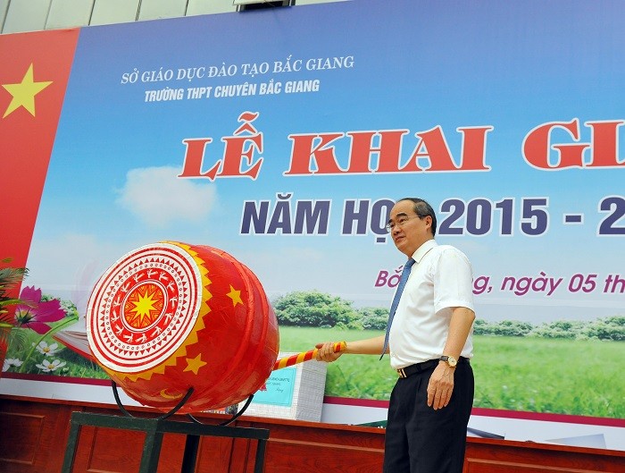 Chủ tịch Ủy ban Trung ương Mặt trận Tổ Quốc Việt Nam Nguyễn Thiện Nhân đánh trống khai giảng năm học mới