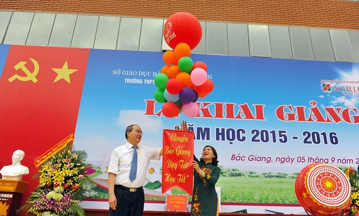 Đồng chí Nguyễn Thiện Nhân cùng lãnh đạo Nhà trường thả những chùm bóng bay chứa những thông điệp thành công cho năm học mới.