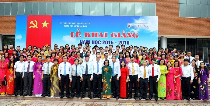 Chủ tịch Ủy ban Trung ương Mặt trận Tổ Quốc Việt Nam Nguyễn Thiện Nhân chụp ảnh lưu niệm cùng Ban giám hiệu và thầy cô Nhà trường