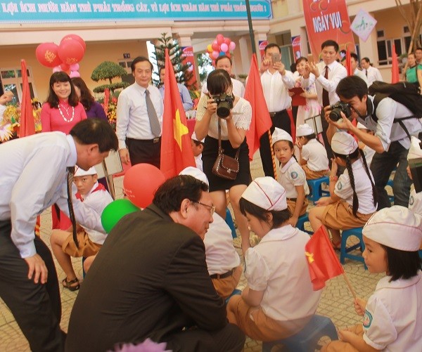 Sau bài phát biểu, Bộ trưởng Phạm Vũ Luận đến động viên, hỏi thăm em học sinh lớp 1A