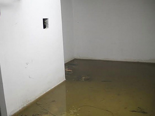 Khu cầu thang thoát hiểm ở tầng hầm của chung cư Golden Land luôn ngập nước