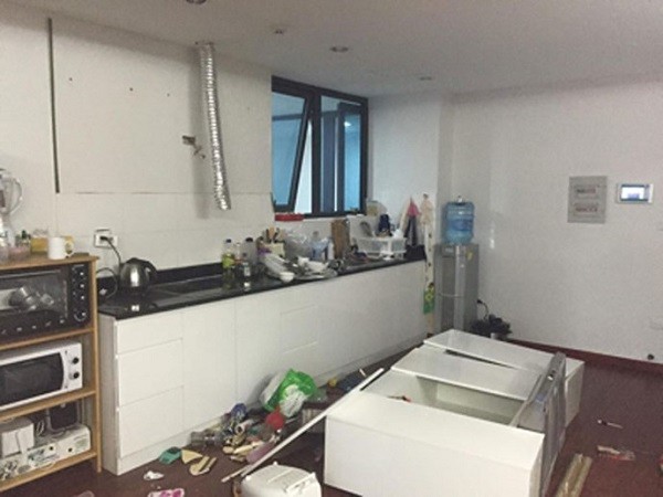 Tủ bếp trong căn hộ của cư dân vô cớ bị sập