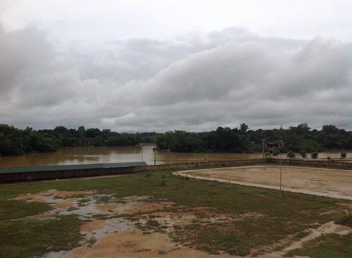 Trường THPT Cù Huy Cận (Vũ Quang) bị nước lũ vây quanh (Ảnh: Lê Quốc Châu)