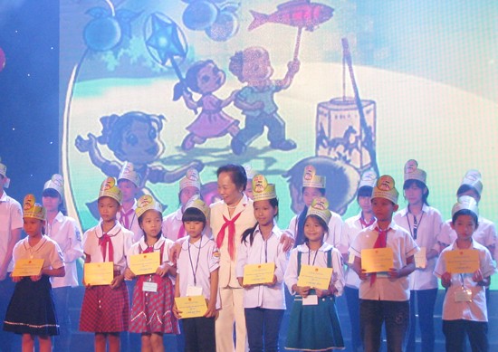 Phó Chủ tịch nước Nguyễn Thị Doan vui trung thu với trẻ em nghèo Hà Nội ảnh 1