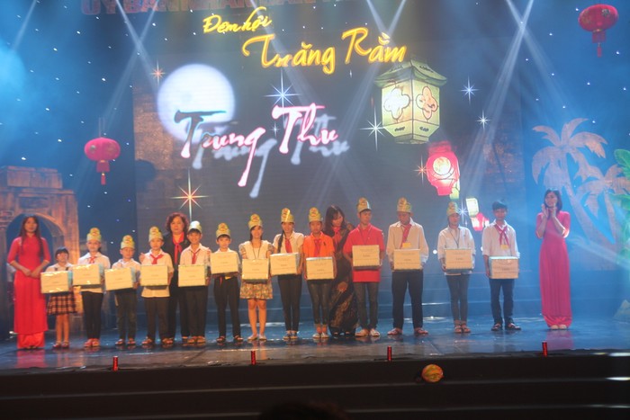 Phó Chủ tịch nước Nguyễn Thị Doan vui trung thu với trẻ em nghèo Hà Nội ảnh 5