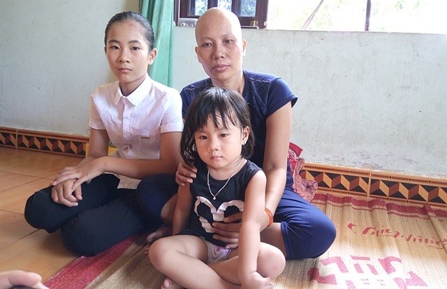 Chị Hà cùng hai đứa con gái của mình (Ảnh: Thủy Phan)