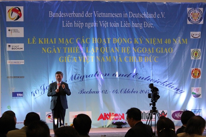 Giáo sư, Tiến sĩ Nguyễn Văn Thoại - Chủ tịch Liên hiệp người Việt toàn LB Đức đã đọc lời khai mạc