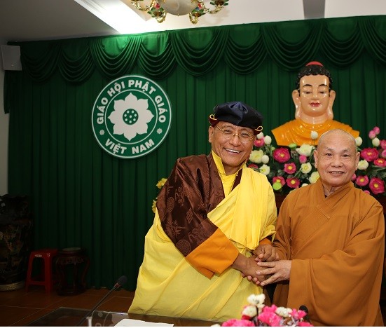 Đức Pháp Vương Gyalwang Drukpa thăm lãnh đạo Hội Phật giáo Việt Nam ảnh 1