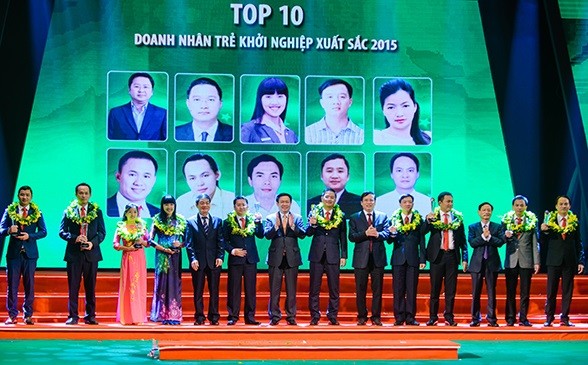 Ông Vương Đình Huệ, Trưởng Ban Kinh tế T.Ư (thứ 7 từ trái sang) trao danh hiệu cho Top 10 doanh nhân trẻ khởi nghiệp xuất sắc (Ảnh: Thanh Liêm)