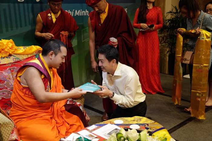 Đức Nhiếp Chính Vương Gyalwa Dokhampa kí tặng sách