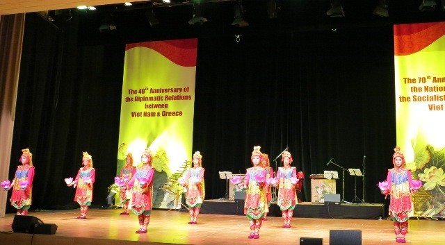 Các nghệ sỹ Đoàn nghệ thuật quốc gia Việt Nam biểu diễn các tiết mục nghệ thuật dân tộc đặc sắc (Ảnh: Trọng Hoàng)