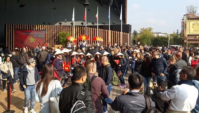 Hàng vạn du khách tham dự Ngày Quốc gia Việt Nam tại Expo Milan 2015  ảnh 4