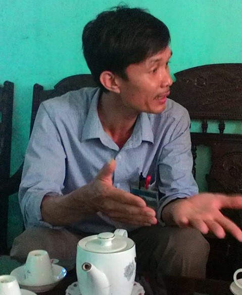 Thầy Nguyễn Văn Tùng - Hiệu trưởng Trường Tiểu học Cẩm Hà bị yêu cầu viết lại bản kiểm điểm(Ảnh: Phan Hiếu)