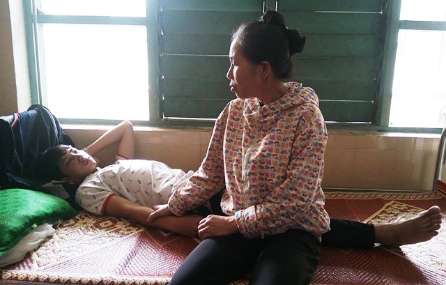 Sau hai ngày điều trị ở Bệnh viện Đa khoa huyện Tuyên Hóa, sức khỏe của Phú đã ổn định hơn (Ảnh: Thủy Phan)