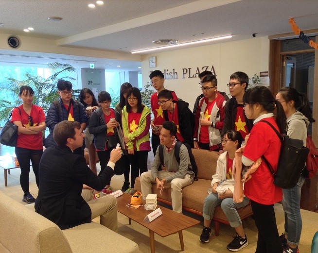 Đoàn học sinh Việt Nam tham quan, giao lưu, học tập tại trường Quôc tế Tokyo (Ảnh: Nam Khánh)