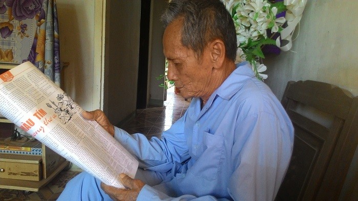 Thầy giáo Nguyễn Trung Sô kể về 5 đời gia đình thầy gắn bó với nghề giáo với tổng số 19 người (Ảnh: Phan Tuyết)