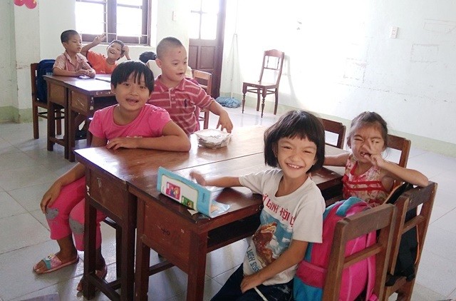 Các em học sinh ở Trung tâm nuôi dạy trẻ khuyết tật thành phố Đồng Hới tỏ ra vui mừng khi gặp người lạ (Ảnh: Thủy Phan)
