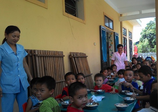 Thiếu phòng ăn, học sinh mầm non ăn ở hành lang lớp học (Ảnh: Lê Văn Vỵ)