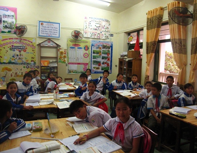 Học sinh lớp 5A1 trường tiểu học Thạch Châu khó có thể ngồi ngay ngắn khi phải nhìn lên bảng. (Ảnh: Lê Văn Vỵ)
