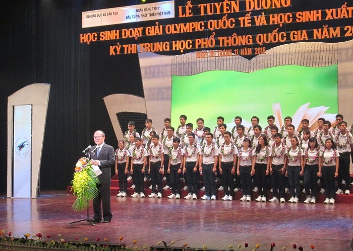 Chủ tịch Quốc hội Nguyễn Sinh Hùng có đôi lời nhắn nhủ tới các em học sinh (Ảnh: Thùy Linh)