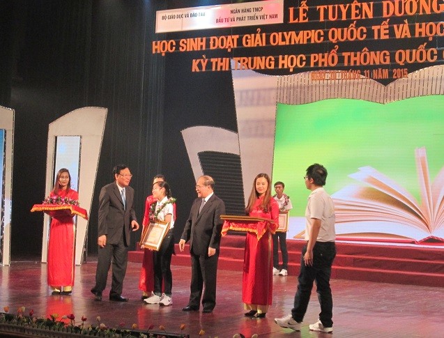Lễ tuyên dương học sinh giỏi đoạt giải Olympic Quốc tế và học sinh xuất sắc kỳ thi THPT Quốc gia năm 2015. (Ảnh: Thùy Linh)