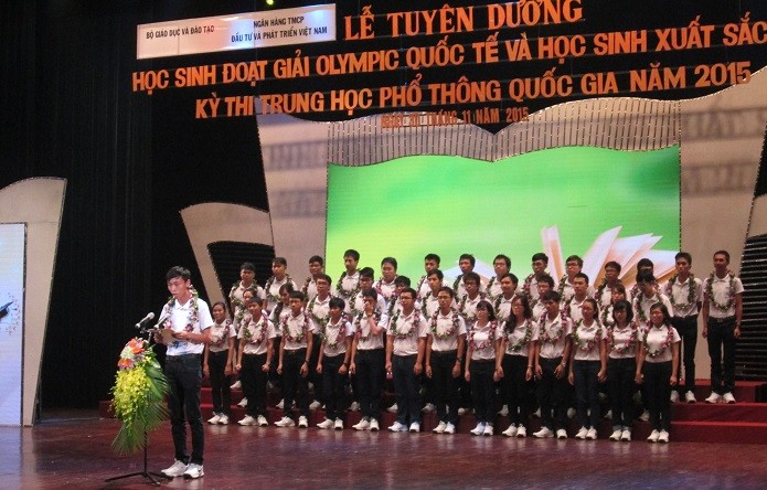 Thay mặt cho các bạn học sinh đoạt giải Olympic quốc tế và đạt thành tích cao tại kì thi THPT quốc gia 2015, em Nguyễn Thế Hoàn phát biểu tại buổi lễ (Ảnh: Thùy Linh)