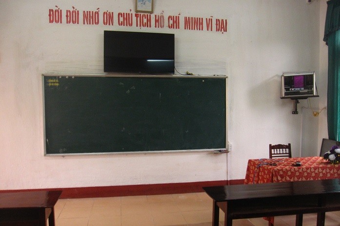 Phòng học được bỏ bục giảng, bảng hạ thấp xuống để lắp ti vi (Ảnh: Lê Văn Vỵ)
