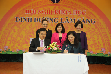 BS. Mai Thanh Việt, Giám Đốc Marketing ngành hàng sữa bột, đại diện Vinamilk ký kết hợp tác chiến lược với Viện Dinh dưỡng Quốc gia.