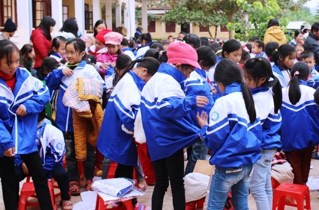 Học sinh trường tiểu học Quảng Thạch vui mừng nhận áo ấm (Ảnh: Thủy Phan)