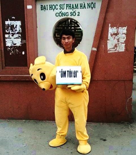 Nguyễn Bảo Ngọc trong trang phục chú gấu thực hiện chương trình “Ôm tôi đi” (Ảnh: NVCC)