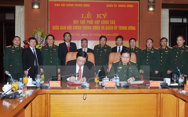 Đại tướng Ngô Xuân Lịch và ông Phan Đình Trạc, Phó trưởng Ban Thường trực Ban Nội Trung ương ký Quy chế phối hợp công tác.