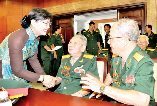 Chủ tịch HĐND TP. Hồ Chí Minh Nguyễn Thị Quyết Tâm thăm hỏi các tướng lĩnh tại buổi họp mặt