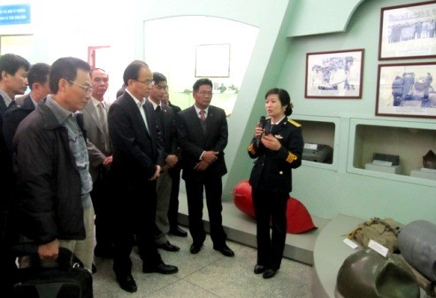 Đoàn công tác Văn phòng Chính phủ thăm Bảo tàng Hải quân.