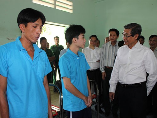 Phó Chủ tịch UBND TP. Hồ Chí Minh Hứa Ngọc Thuận thăm, động viên người nghiện điều trị tại một cơ sở xã hội