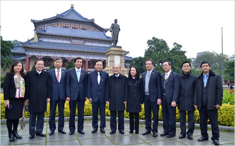Chủ tịch Quốc hội Nguyễn Sinh Hùng và Đoàn đại biểu cấp cao Quốc hội Việt Nam thăm khu tưởng niệm Tôn Trung Sơn, thành phố Quảng Châu