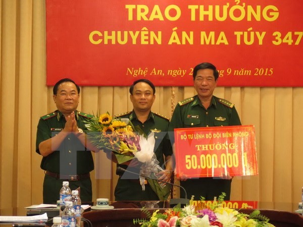 Thiếu tướng Nguyễn Cảnh Hiền, Phó Tư lệnh Bộ đội Biên phòng trao thưởng cho Ban chuyên án và lực lượng tham gia phá án.