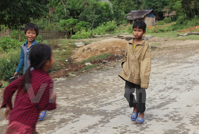 Theo thống kê chưa đầy đủ từ Ủy ban nhân dân xã Lượng Minh, hiện nay tại xã này có hơn 80 trẻ mồ côi.