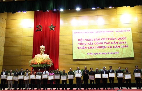 Đồng chí Đinh Thế Huynh, Ủy viên Bộ Chính trị, Bí thư TW Đảng, Trưởng Ban Tuyên giáo TW trao tặng Bằng khen cho 20 tập thể đã có thành tích xuất sắc trong công tác tuyên truyền báo chí trong năm 2015
