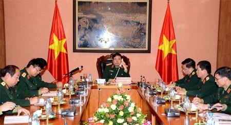 Đại tướng Phùng Quang Thanh và đại diện chỉ huy một số cơ quan Bộ Quốc phòng, Tổng cục Chính trị tại cuộc điện đàm.
