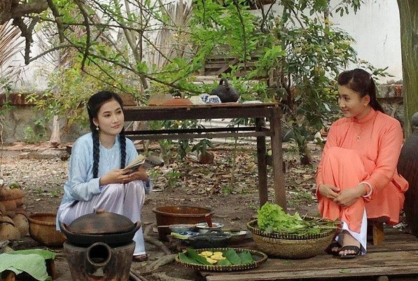 Diễn viên Quỳnh Lan (bên trái) và diễn viên Nguyệt Ánh trong cảnh phim “Hai khối tình”