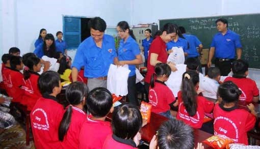 Chi đoàn Thư viện tỉnh Bình Dương đã tổ chức thăm, tặng sách cho thiếu nhi tại lớp học tình thương phường Hiệp Thành (Ảnh: Nguyễn Thịnh)