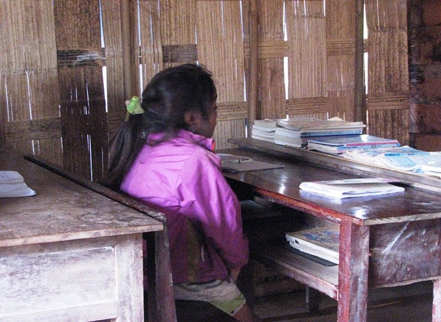Trời mưa, học sinh ở bản Nồông cũ phải cho sách vở vào ngăn bàn không là bị ướt (Ảnh: Thủy Phan)