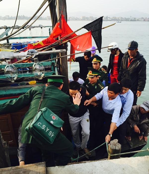 Ngư dân Quảng Bình cứu ngư dân Trung Quốc gặp nạn trên biển ảnh 1