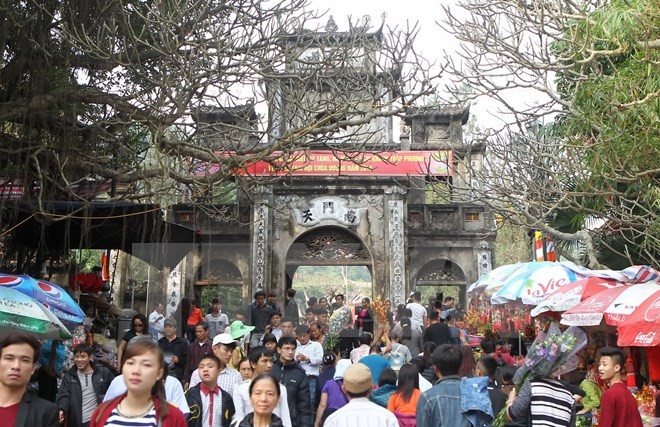 Du khách thập phương trong ngày khai hội chùa Hương 2015