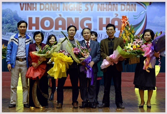 Nghệ sỹ nhân dân Hoàng Hải nhận hoa chúc mừng.