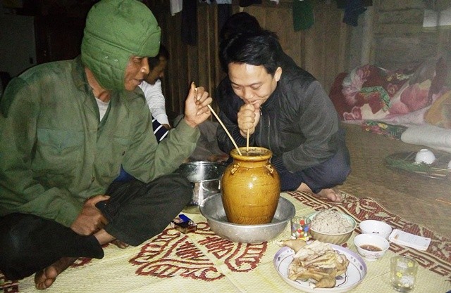 Tục ăn uống kỳ lạ của người Ma Coong ảnh 1