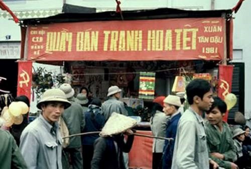 Trước tết Tân Dậu năm 1981, người người cùng nhau đi chợ mua sắm