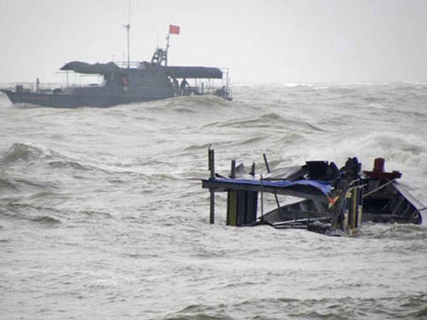 Tàu cá của ngư dân Quảng Bình đã bị sóng đánh chìm, hiện 3 ngư dân vẫn đang mất tích (Ảnh minh họa)